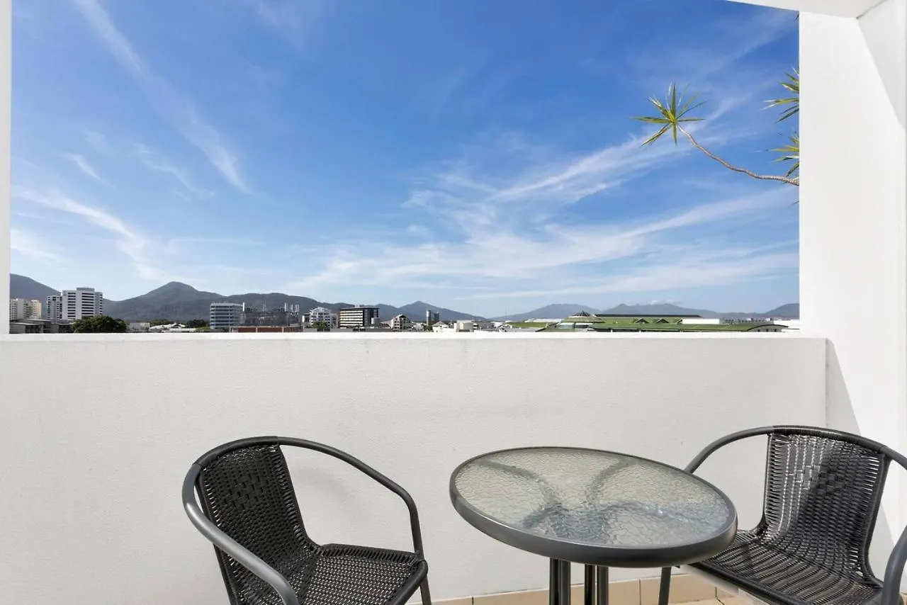 'Central Plaza' Adjacent Apartments With Rooftop Pool Cairns