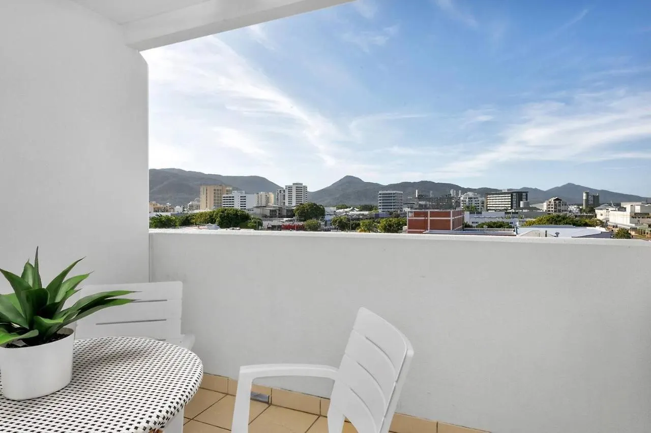 'Central Plaza' Adjacent Apartments With Rooftop Pool Cairns Australien
