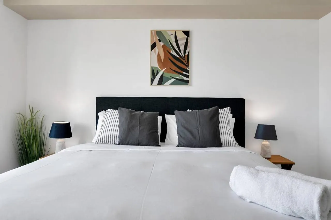 'Central Plaza' Adjacent Apartments With Rooftop Pool Cairns