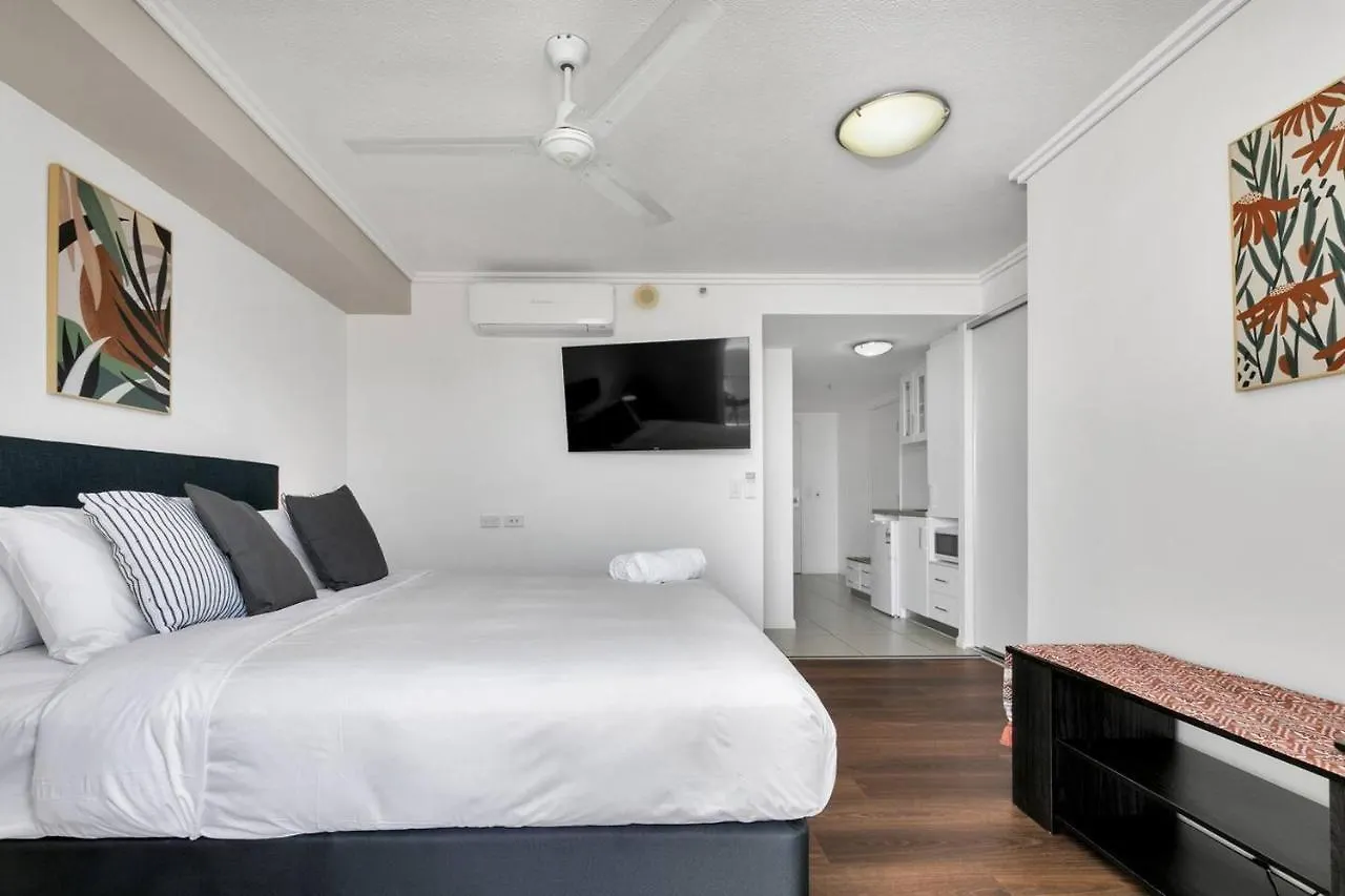 'Central Plaza' Adjacent Apartments With Rooftop Pool Cairns Australien