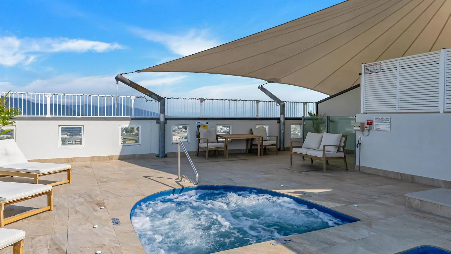 'Central Plaza' Adjacent Apartments With Rooftop Pool Cairns