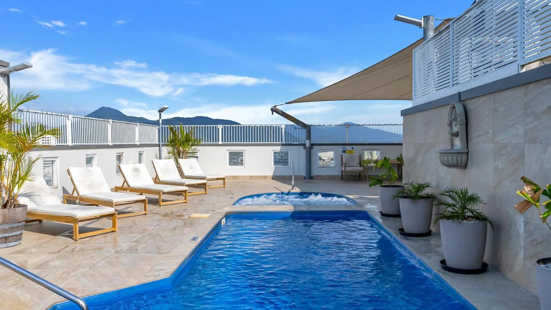 'Central Plaza' Adjacent Apartments With Rooftop Pool Cairns